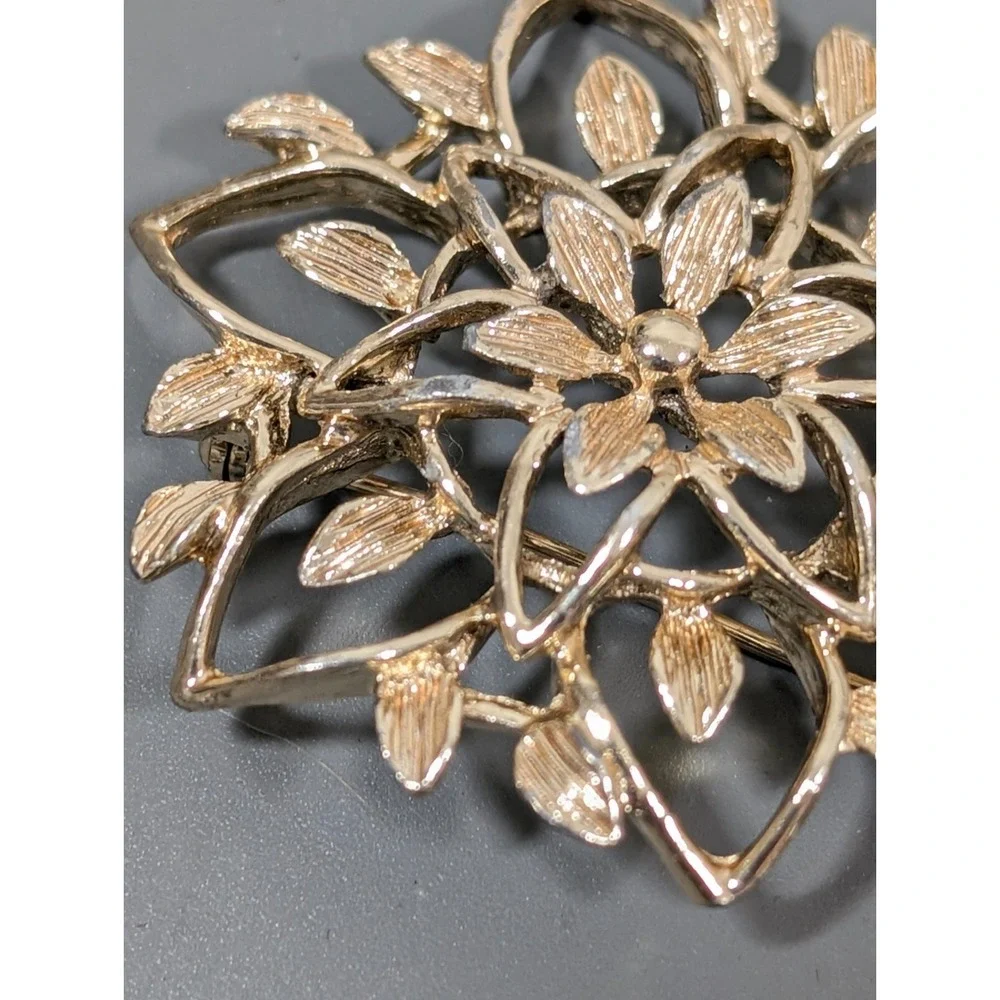 Vintage Sarah Coventry Gold Tone Filigree‎ Flower Brooch Pin Floral Openwork